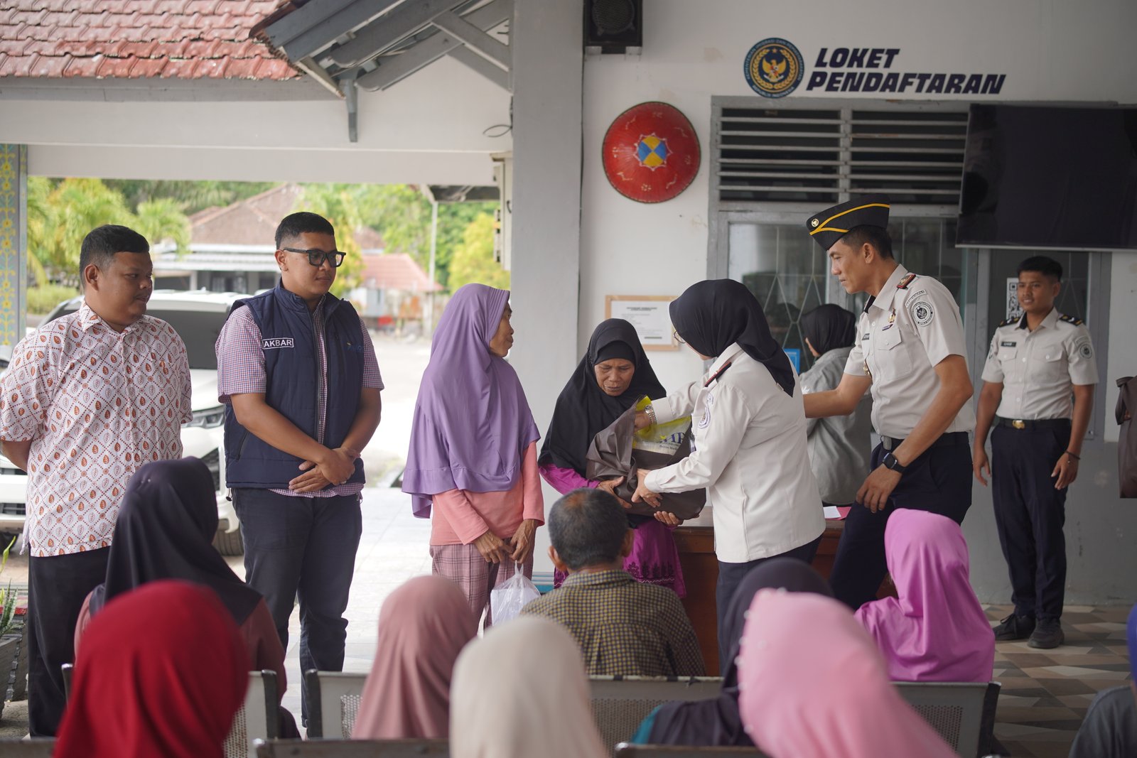 Dukung GEBER PAS Lapas Tanjungpandan, Kakanwil Ade Agustina Berikan Baksos Bagi Masyarakat Desa Cerucuk