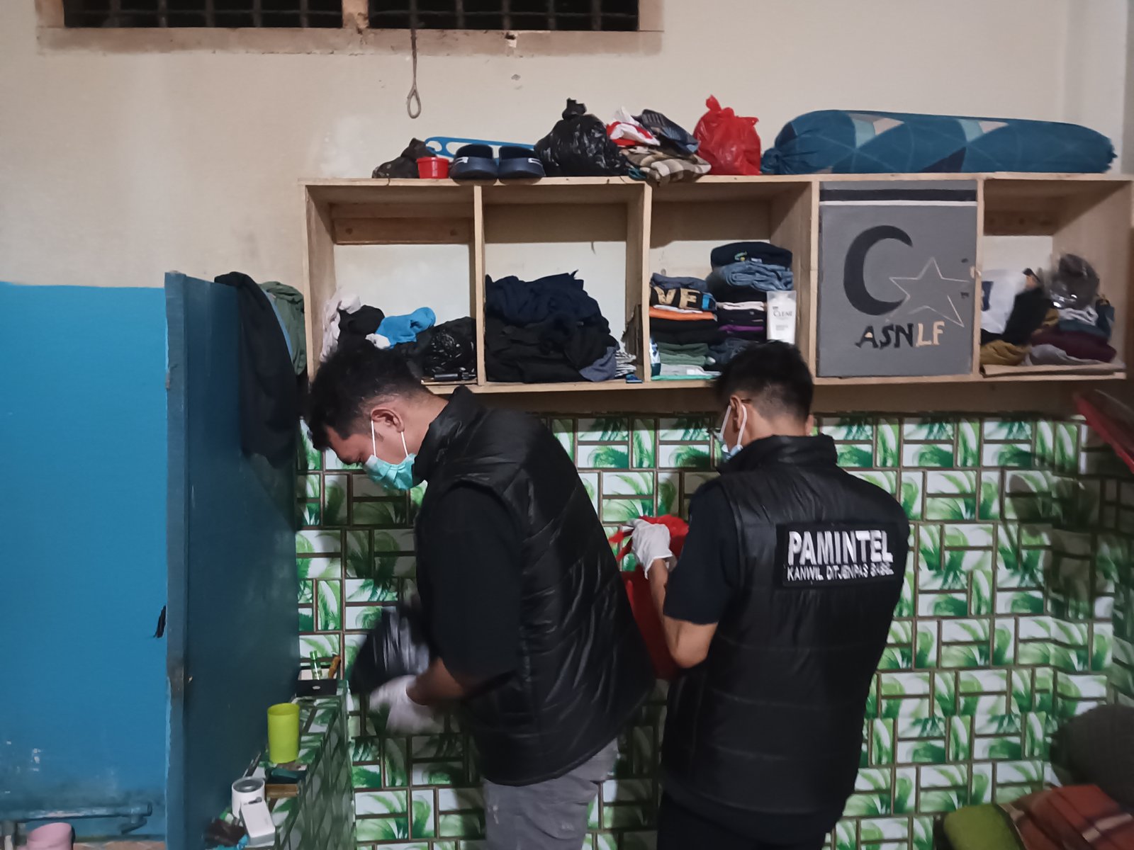 Pastikan Kamtib Terjaga, Kanwil Ditjenpas Babel Pimpin Sidak Malam di Lapas Sungailiat
